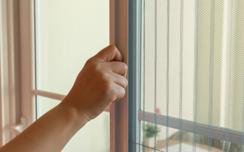 Hand-operating retractable screen door mesh and handle mechanism